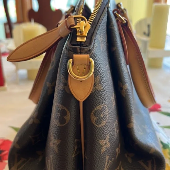 Louis Vuitton Rivoli hand bag only used a few. - Picture 4 of 9